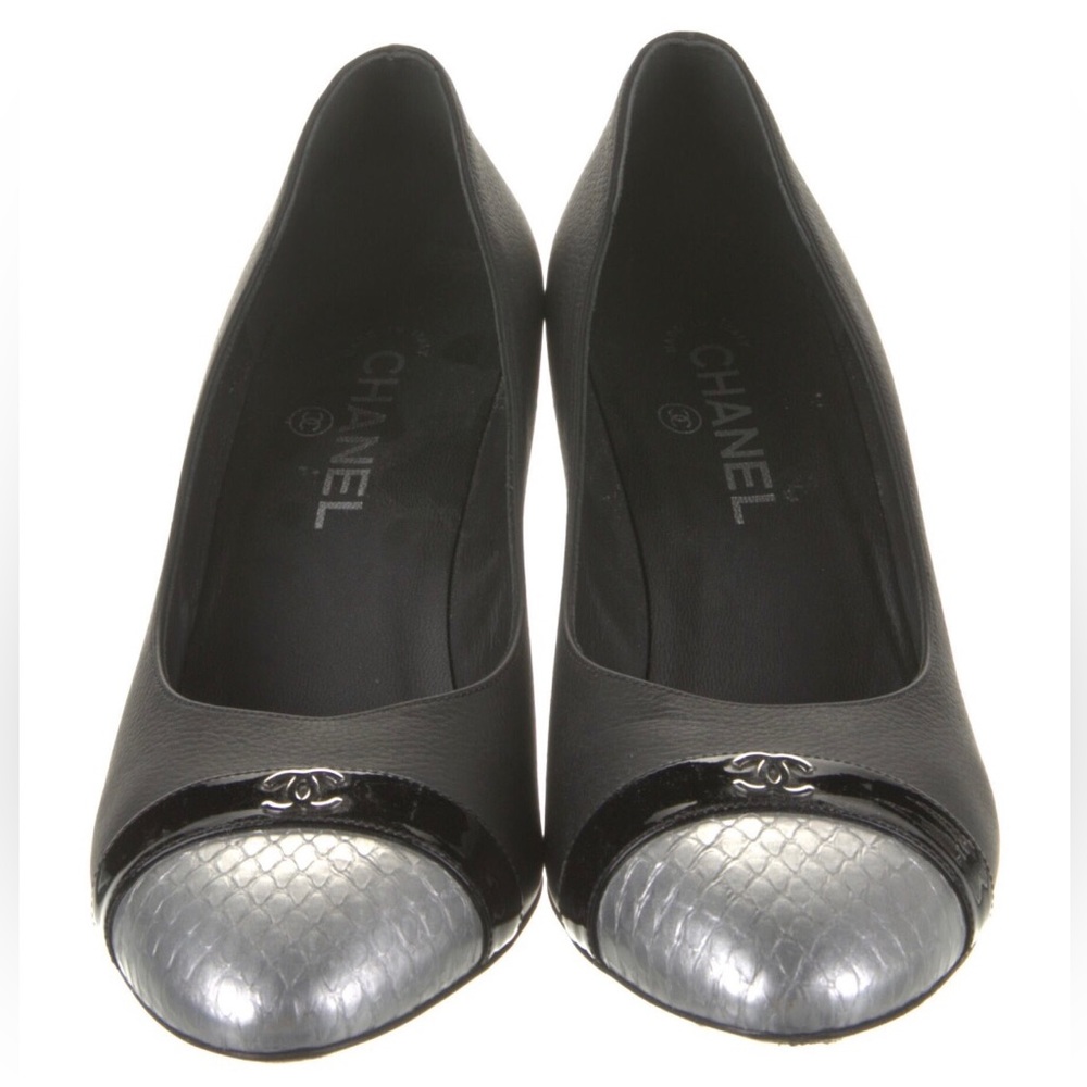2019 Interlocking CC Logo Chanel Leather Pumps - Picture 3 of 13